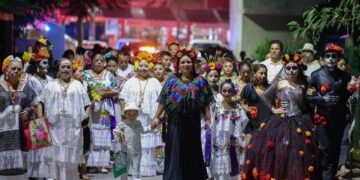 Leona Vicario da la bienvenida a las ánimas con colorida procesión que encabezó Blanca Merari