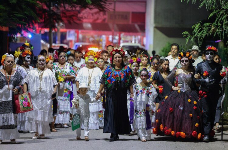Leona Vicario da la bienvenida a las ánimas con colorida procesión que encabezó Blanca Merari