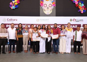 Felicita Blanca Merari a artesanos de Leona Vicario que destacaron en el Concurso Estatal de Artesanías