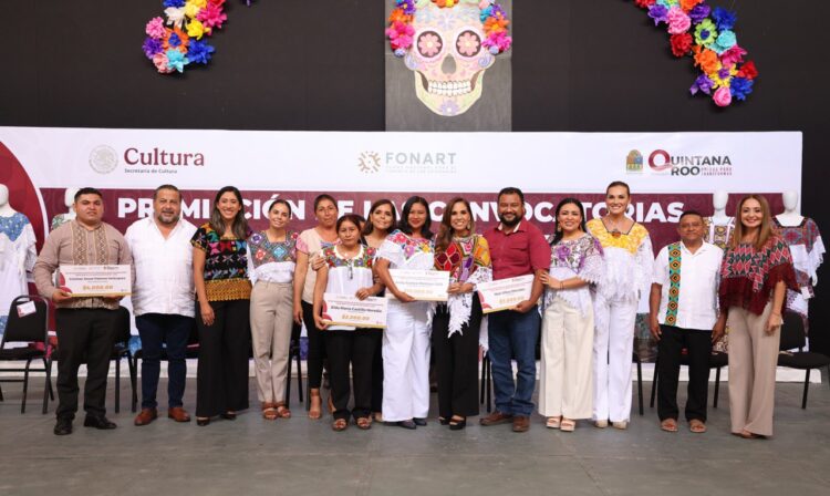 Felicita Blanca Merari a artesanos de Leona Vicario que destacaron en el Concurso Estatal de Artesanías