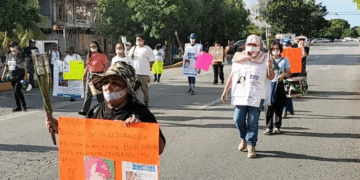 Marcha colectivo en Cancún para marcar el 2 de Octubre