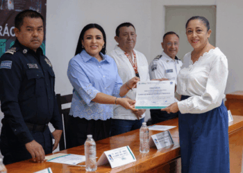Blanca Merari entrega constancias del tercer curso de manejo teórico y práctico