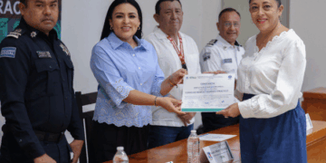 Blanca Merari entrega constancias del tercer curso de manejo teórico y práctico