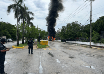 Incendian autobús durante intento de desalojo de invasión en Playa del Carmen