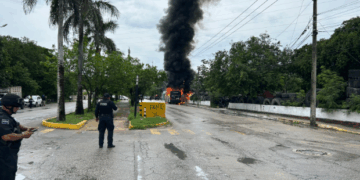 Incendian autobús durante intento de desalojo de invasión en Playa del Carmen