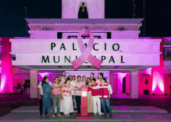Playa del Carmen ilumina su compromiso por la vida en el Mes Rosa