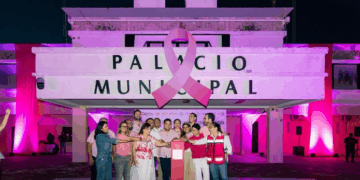 Playa del Carmen ilumina su compromiso por la vida en el Mes Rosa