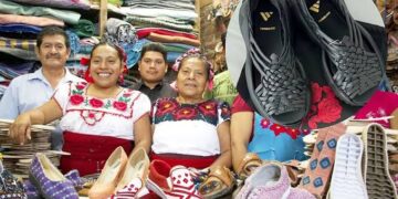 Por plagio de huaraches, Adidas acuerda resarcimiento a artesanos de Oaxaca