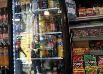 Refrescos, cigarros, videojuegos y más: Estos productos subirán de precio en 2026 por reforma al IEPS