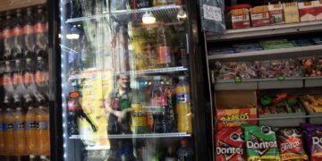 Refrescos, cigarros, videojuegos y más: Estos productos subirán de precio en 2026 por reforma al IEPS