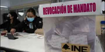Morena defiende empatar elección de 2027 con revocación de mandato para ahorrar recursos; oposición acusa intento de "jalar votos"