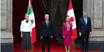 Sheinbaum minimiza alerta de viaje de Canadá; llegan 11% más de turistas de ese país, revira