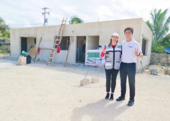 Atenea Gómez Ricalde constata avance de la construcción de la nueva cancha de fútbol siete en Ciudad Mujeres