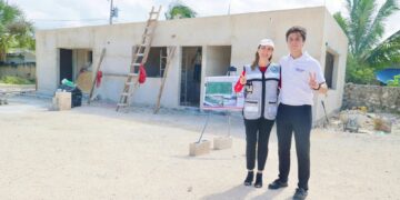 Atenea Gómez Ricalde constata avance de la construcción de la nueva cancha de fútbol siete en Ciudad Mujeres