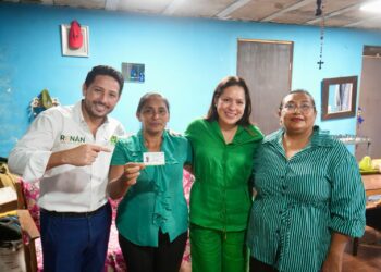 Renán Sánchez entrega la primera credencial de afiliación del PVE en Quintana Roo