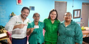 Renán Sánchez entrega la primera credencial de afiliación del PVE en Quintana Roo