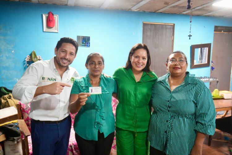 Renán Sánchez entrega la primera credencial de afiliación del PVE en Quintana Roo
