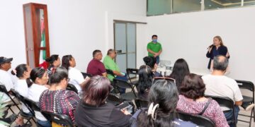 Asesoran a trabajadores de Puerto Morelos sobre el manejo de su AFORE