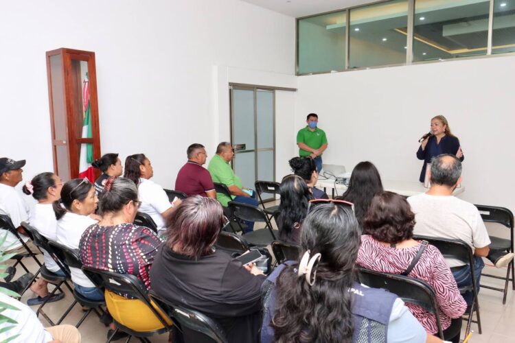 Asesoran a trabajadores de Puerto Morelos sobre el manejo de su AFORE