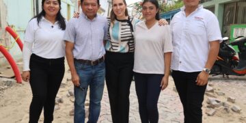 Atenea Gómez Ricalde supervisa el avance del soterramiento de la red eléctrica en el Centro de Isla Mujeres
