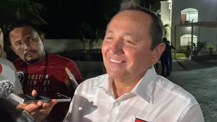 Adelanta Nivardo Mena posible recorte de personal en Lázaro Cárdenas