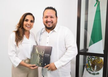 El Magistrado Presidente del TEQROO entrega a la Gobernadora el Informe de Actividades 2024-2025