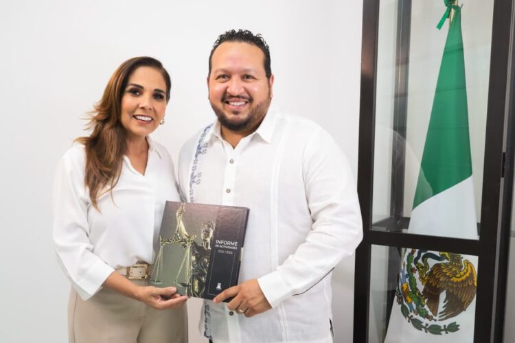 El Magistrado Presidente del TEQROO entrega a la Gobernadora el Informe de Actividades 2024-2025