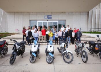 Legítimos propietarios reciben vehículos robados y recuperados por la FGE