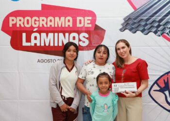 Atenea Gómez Ricalde continúa con la entrega de láminas de zinc en Ciudad Mujeres