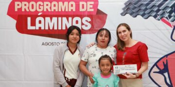 Atenea Gómez Ricalde continúa con la entrega de láminas de zinc en Ciudad Mujeres