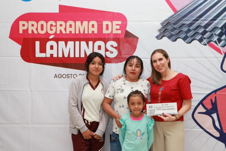 Atenea Gómez Ricalde continúa con la entrega de láminas de zinc en Ciudad Mujeres