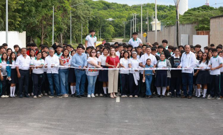 Atenea Gómez inaugura calle de acceso al Colegio de Bachilleres en Ciudad Mujeres