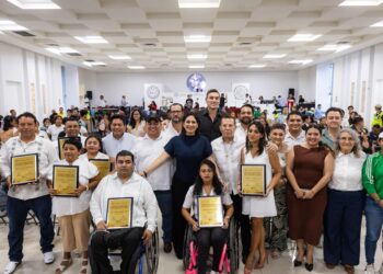 Estefanía Mercado entrega el Premio Municipal del Deporte 2025 acompañada por la leyenda del boxeo mexicano Julio César Chávez