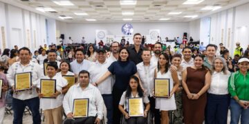 Estefanía Mercado entrega el Premio Municipal del Deporte 2025 acompañada por la leyenda del boxeo mexicano Julio César Chávez