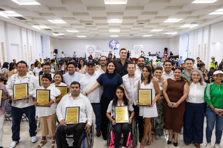 Estefanía Mercado entrega el Premio Municipal del Deporte 2025 acompañada por la leyenda del boxeo mexicano Julio César Chávez