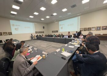 Dialogan maestros de Quintana Roo con personal del ISSSTE