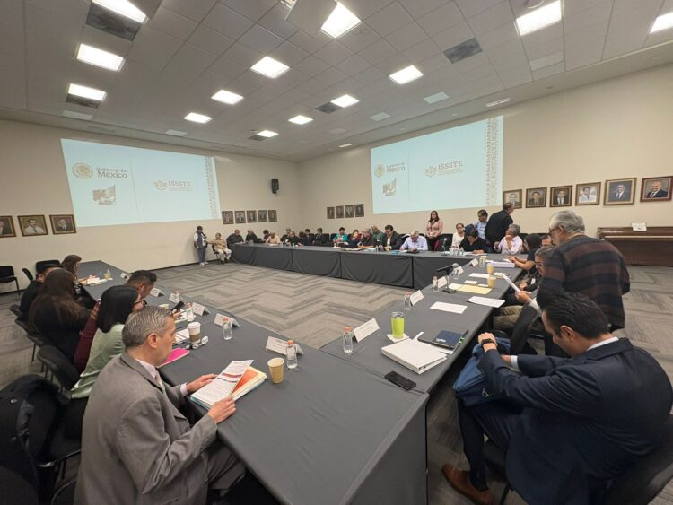 Dialogan maestros de Quintana Roo con personal del ISSSTE