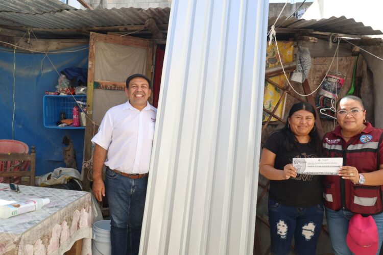 Gobierno de Isla Mujeres fortalece la protección de viviendas con entrega de láminas de zinc