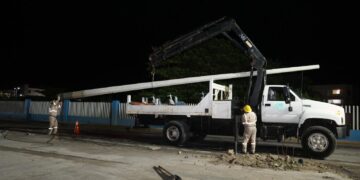 Avanza el soterramiento eléctrico en Isla Mujeres con el retiro de postes en la avenida Rueda Medina