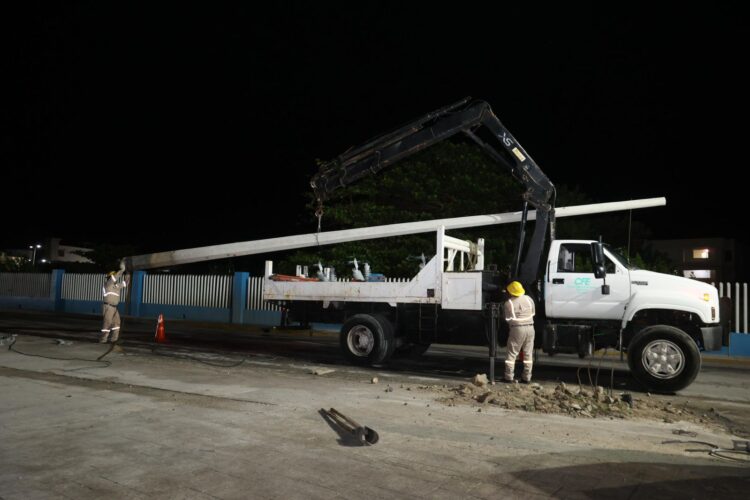 Avanza el soterramiento eléctrico en Isla Mujeres con el retiro de postes en la avenida Rueda Medina