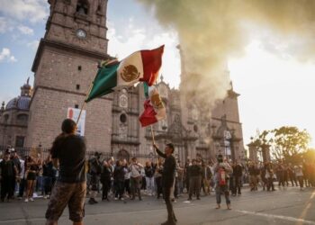 Escalan protestas en Michoacán; estudiantes se manifiestan ante Palacio de Gobierno en Morelia