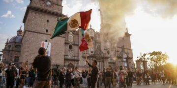 Escalan protestas en Michoacán; estudiantes se manifiestan ante Palacio de Gobierno en Morelia