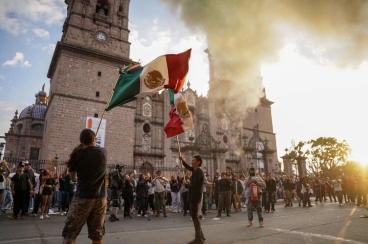 Escalan protestas en Michoacán; estudiantes se manifiestan ante Palacio de Gobierno en Morelia