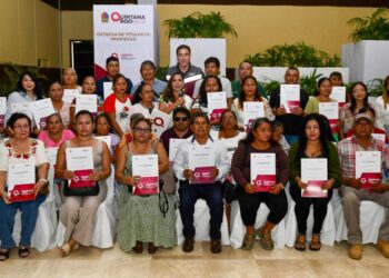 Mara Lezama entrega títulos de propiedad a 44 familias de Othón P. Blanco