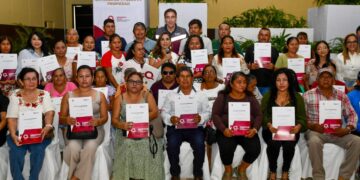 Mara Lezama entrega títulos de propiedad a 44 familias de Othón P. Blanco