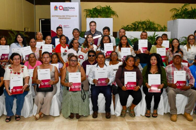 Mara Lezama entrega títulos de propiedad a 44 familias de Othón P. Blanco