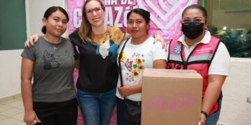 Atenea Gómez Ricalde entrega paquetes alimentarios del programa “Isleña de Corazón” en Ciudad Mujeres