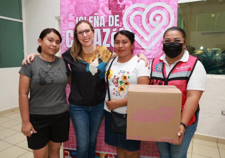 Atenea Gómez Ricalde entrega paquetes alimentarios del programa “Isleña de Corazón” en Ciudad Mujeres