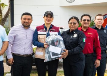 Estefanía Mercado entrega uniformes a Protección Civil y anuncia incremento salarial histórico para Bomberos