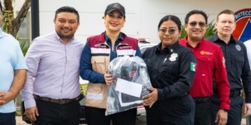 Estefanía Mercado entrega uniformes a Protección Civil y anuncia incremento salarial histórico para Bomberos